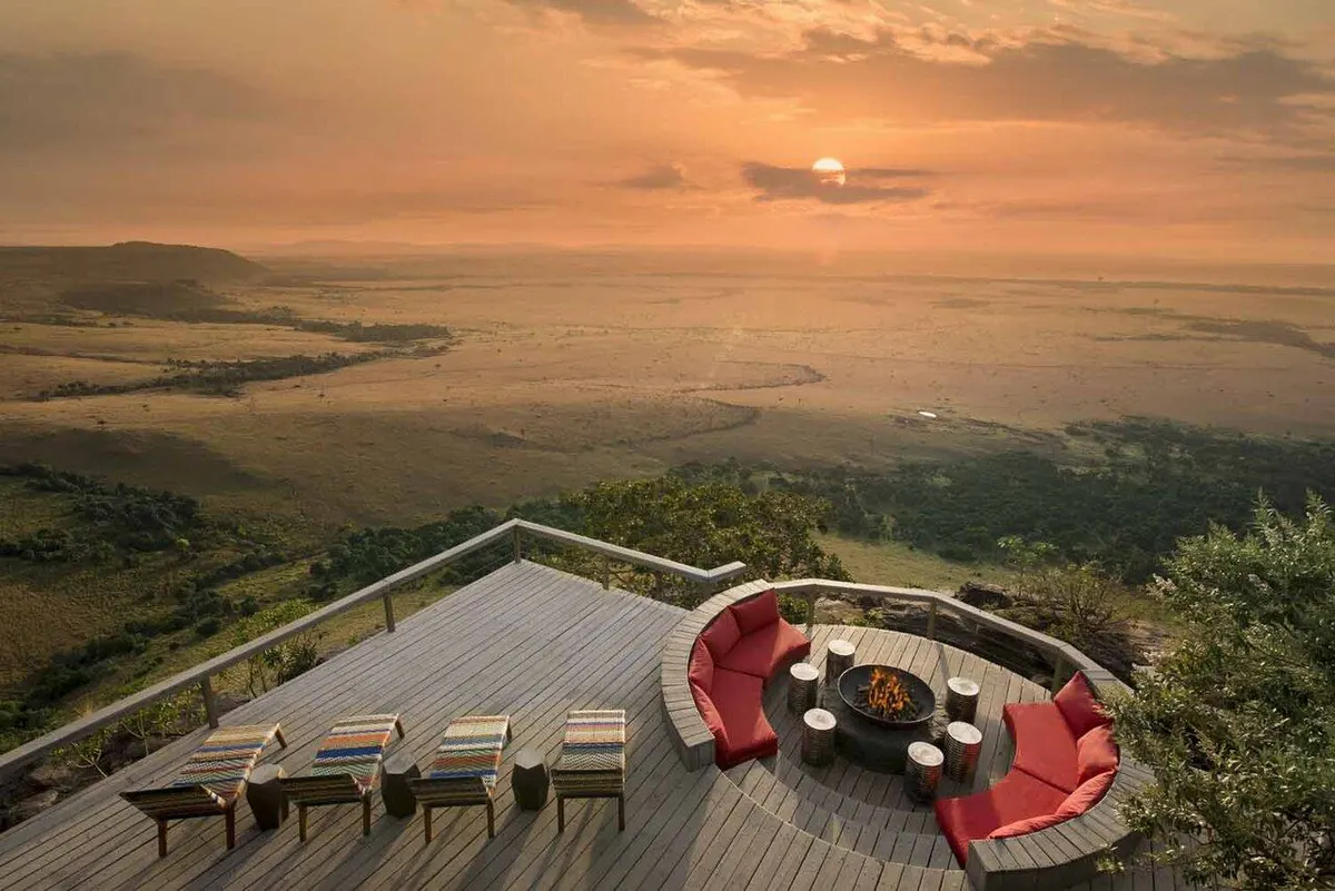 Fire deck with views over the Mara Triangle. Photo: Stumorrisonza, CC BY-SA 4.0, via Wikimedia Commons